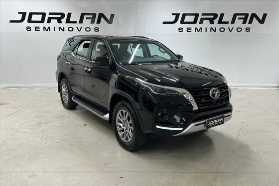 TOYOTA HILUX SW4 2.8 D-4D TURBO DIESEL SRX 7L 4X4 AUTOMÁTICO TOYOTA HILUX SW4 2.8 D-4D TURBO DIESEL SRX 7L 4X4 AUTOMÁTICO